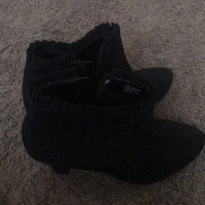 Black heels it has a zipper on the side
